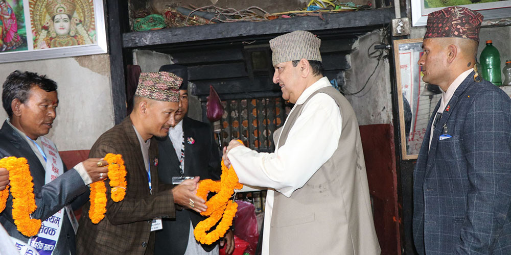 पूर्वराजा ज्ञानेन्द्रद्वारा तलेजु र भैरवको पूजा